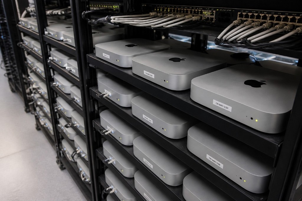 Nœuds Mac mini M4 bare-metal dans un rack de datacenter